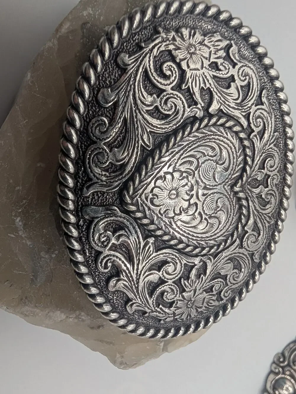 Vintage Oval Engraved Floral Scroll Rope Edge Western Belt Buckle Silver Tone